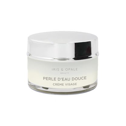 texture de creme perle d'eau douce sur fond blanc