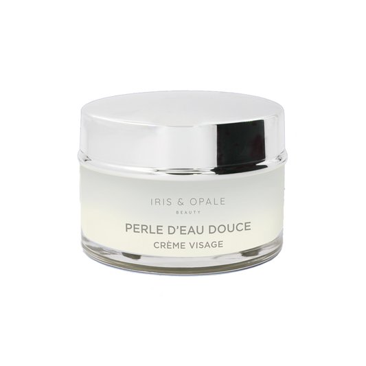 texture de creme perle d'eau douce sur fond blanc